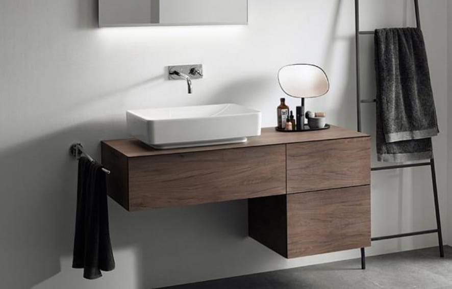 Moderne bad med servantmøbel og rene linjer i tidløs design