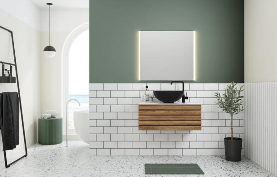 Stilrent bad med fliser, treinnredning og moderne baderomsløsninger