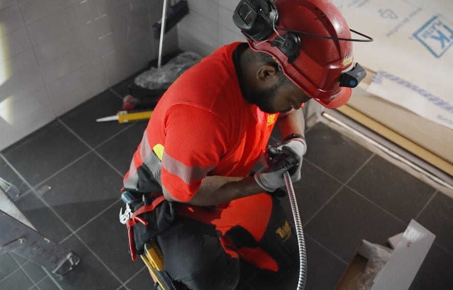 Service på sanitæranlegg utført av fagpersonell i næringsbygg Service utført av rørlegger med vedlikehold og justering av sanitæranlegg i næringsbygg