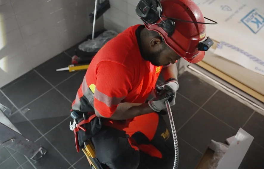 Rørlegger monterer sanitærutstyr på bad Rørlegger utfører installasjon og montering av sanitærutstyr på bad