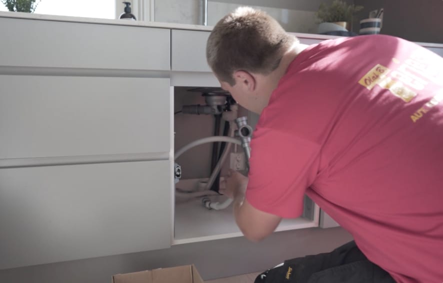 Rørlegger i arbeid med serviceoppdrag knyttet til ledig stilling hos Terjesen