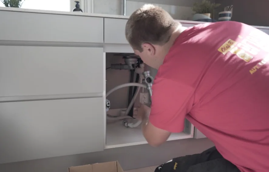 Rørlegger i arbeid med rørtilkoblinger Rørlegger i arbeid med reparasjon og rørtilkoblinger i privat bolig