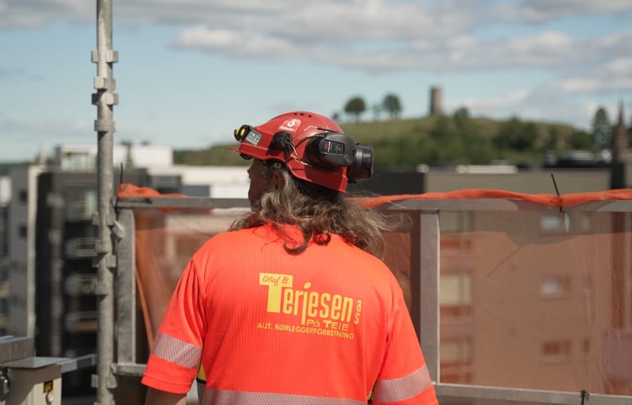 Rørteknisk arbeid utført av entreprenør Rørteknisk arbeid utført av entreprenør i større byggeprosjekt for næringsbygg