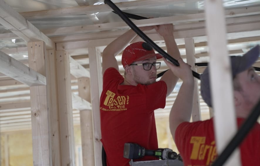 Terjesenbadet under oppbygging med fagfolk som utfører rørarbeid i baderomsprosjekt