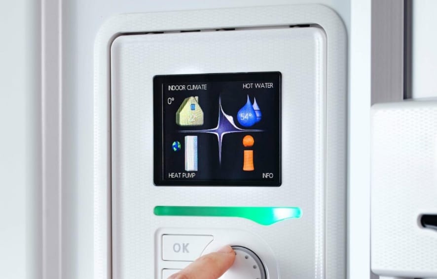 Varmepumpe med digital styring for effektiv regulering av varme i hjemmet