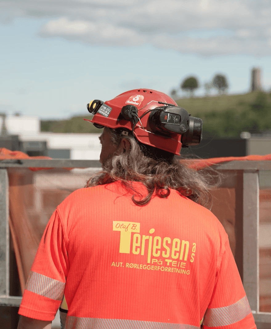 Ansatt i Olaf B. Terjesen på byggeplass knyttet til ledig stilling som rørlegger