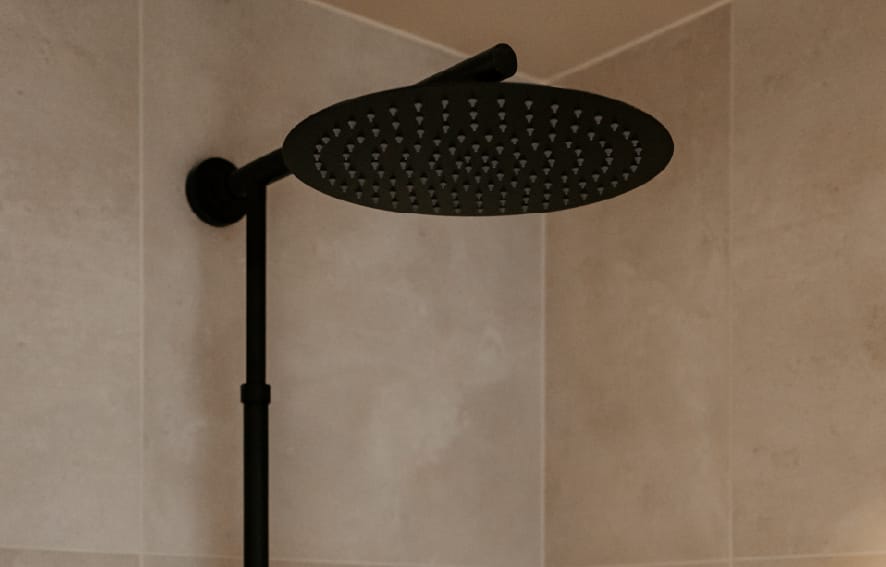 Terjesenbadet med stilren dusjløsning og moderne detaljer 