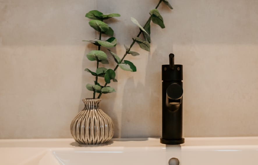 Terjesenbadet med moderne servant, armatur og gjennomført baderomsdesign